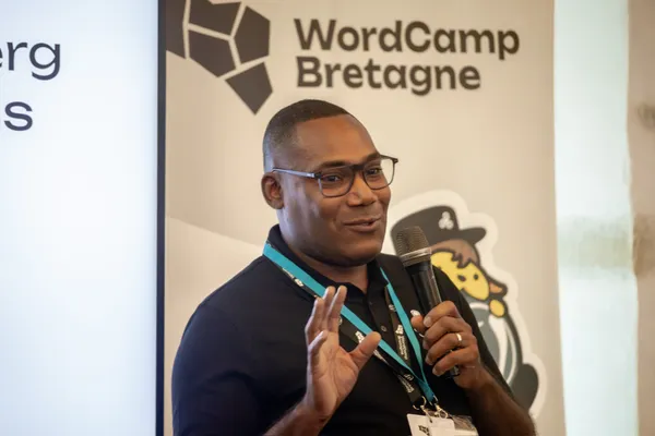Steve Eraville au micro lors du WordCamp Bretagne 2024